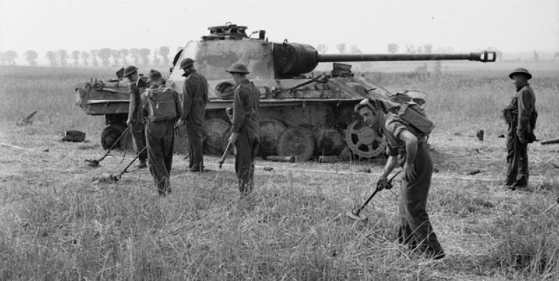 Разминирование подходов к подбитому немецкому танку. 4 августа 1944 г.