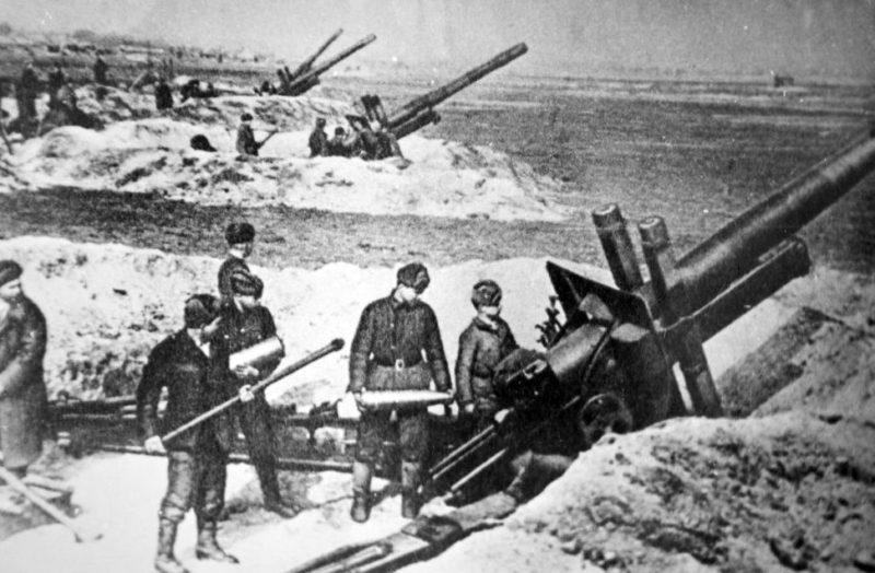 Советские артиллеристы в бою за город. Январь 1943 г.