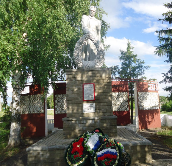с. Принцевка Валуйского городского округа. Памятник по улице Центральной 185, установленный на братской могиле, в которой похоронено 50 советских воинов, погибших в 1943 году. 