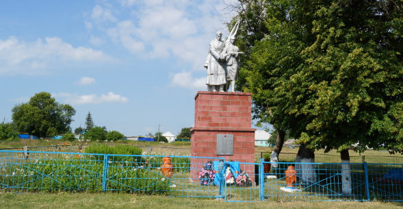 с. Студенок Ивнянского р-на. Памятник, установленный на братской могиле, в которой похоронен 31 советский воин, погибший в 1943 году.