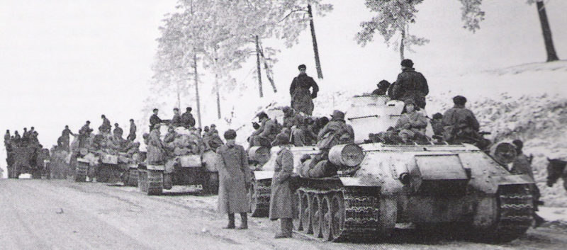 Колонна советских танков. Январь 1944 г.