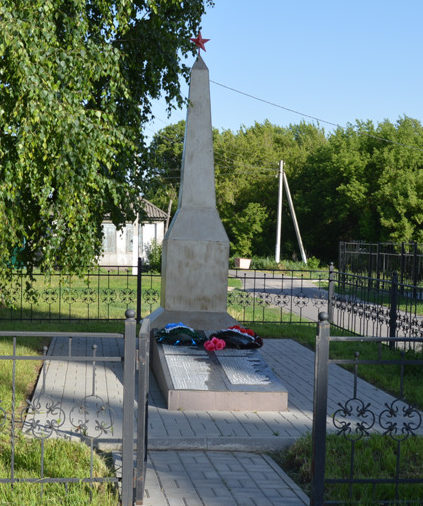 с. Колтуновка Алексеевского городского округа. Братская могила по улице Заречная 22б, в которой похоронено 13 советских воинов, в т.ч. 11 неизвестных, погибших в боях в 1943 году. 