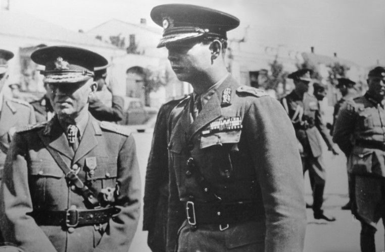Румынский диктатор маршал Ион Антонеску (слева) и король Румынии Михай на центральной площади Тирасполя. 1942 г.