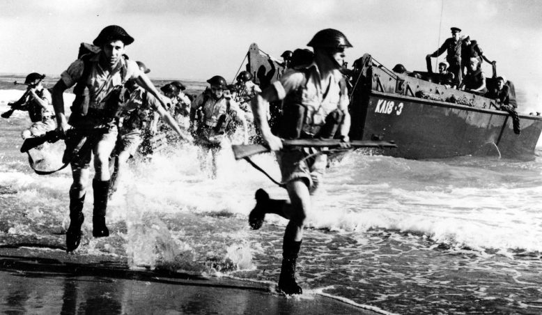Британские солдаты высаживаются на берег Южной Франции. 15 августа 1944 г. 