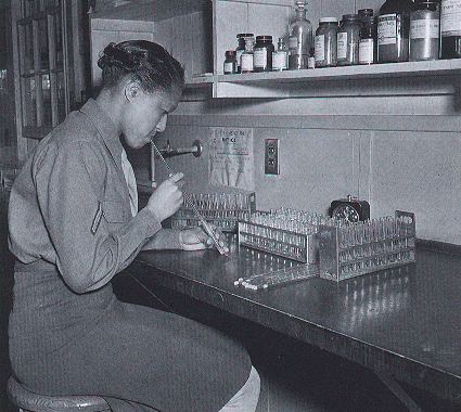 Военнослужащая WAC за работой в медицинской лаборатории госпиталя. 1944 г. 