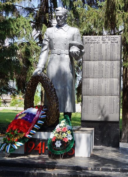 с. Сухосолотино Ивнянского р-на. Памятник по улице Центральной, установленный в 1968 на братской могиле, в которой похоронено 90 советских воинов, погибших в 1943 году. 