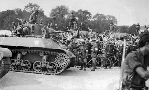 Танки 2-й французской бронетанковой дивизии в ходе освобождения Парижа. Август 1944 г.