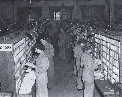Военнослужащие WAC обрабатывают полевую почту. Великобритания, 1944 г. 