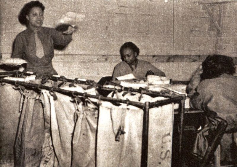Военнослужащие WAC обрабатывают полевую почту. Великобритания, 1944 г.