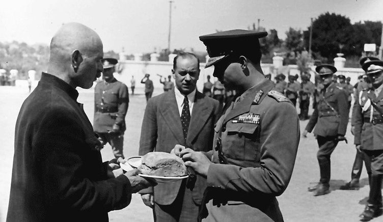Мэр Тирасполя Пётр Торпан встречает Короля Михая. 1943 г. 