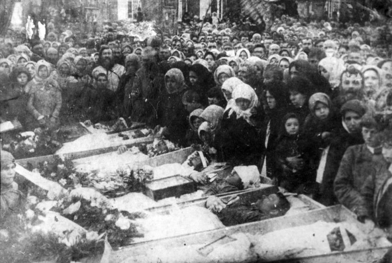 Похороны жертв фашизма в Майкопе. Февраль 1943 г.