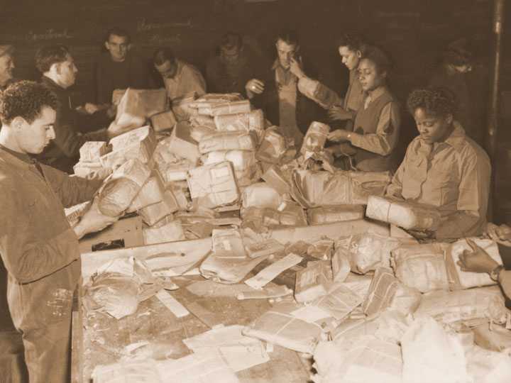 Сортировка почты во Франции. 1944 г. 
