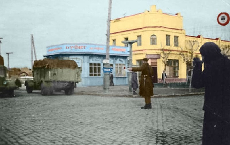 Румынский регулировщик на улице города. 1943 г.