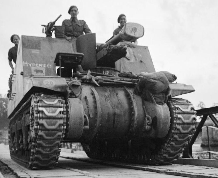 САУ «Секстон» из 11-й танковой дивизии пересекает Сену. Август 1944 г.