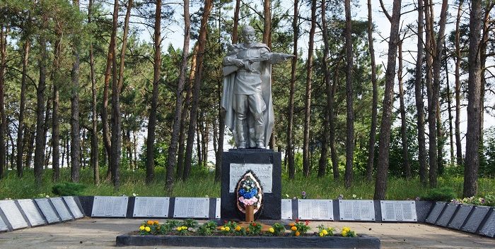 с. Череново Ивнянского р-на. Памятник по улице Шоссейной, установленный в 1988 году в честь односельчан, погибших в годы войны. 