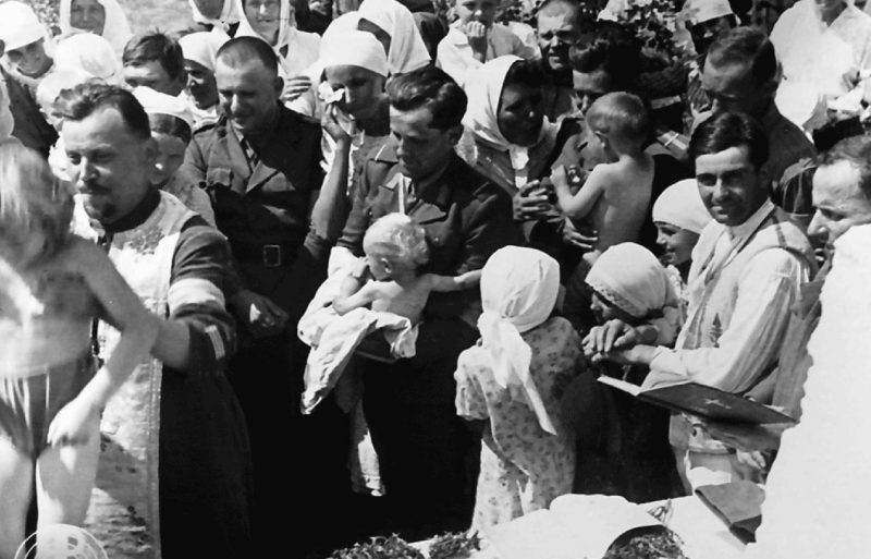 Крещение детей. 1943 г.