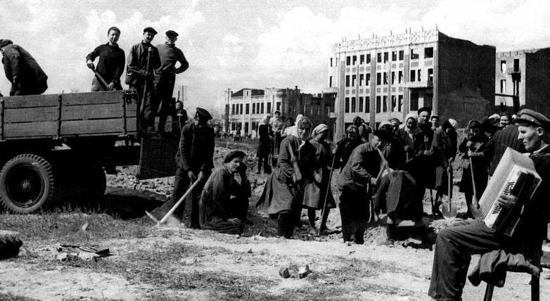 Армавирцы разбирают руины центральной части города. Март 1943 г. 