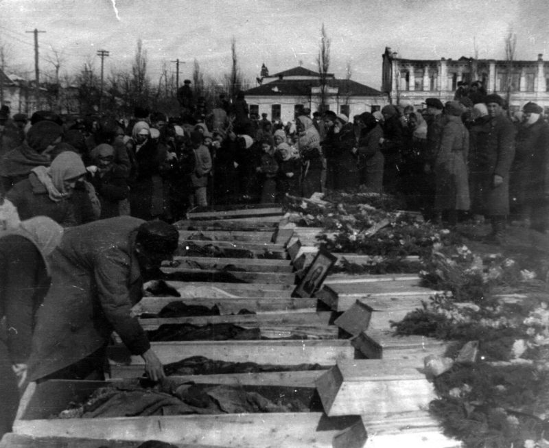 Похороны жертв фашизма в Майкопе. Февраль 1943 г.