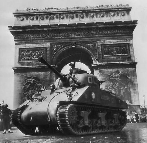 Французская танковая дивизия у Триумфальной арки в освобожденном Париже. Август 1944 г. 