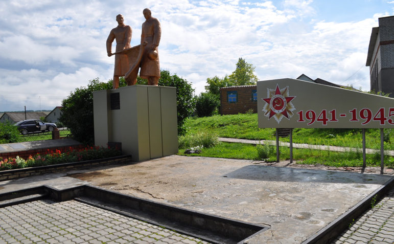  с. Матрено-Гезово Алексеевского городского округа. Памятник по улице Центральная 75, в которой похоронено 2 советских воина, погибших в годы войны.