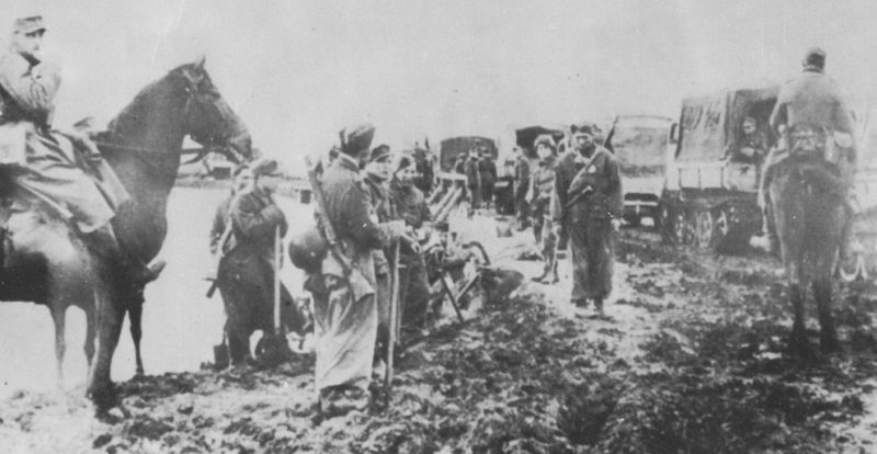 Румынские войска уходят из города. Апрель 1944 г.