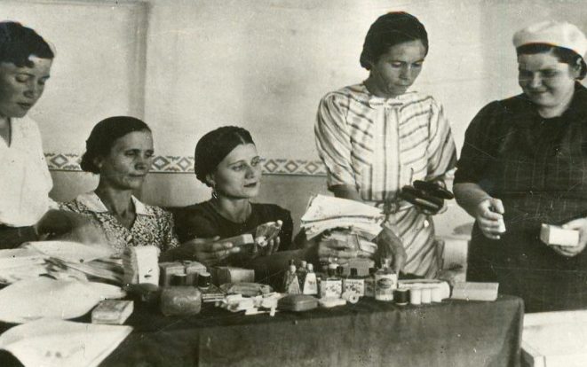 Женщины готовят подарки на фронт. Май 1943 г. 