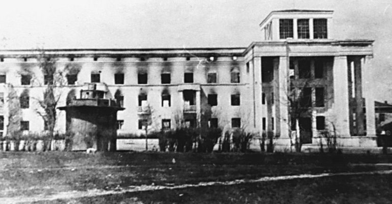 Разрушенное здание гостиницы «Турист». 1943 г. 
