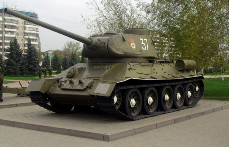 Танк Т-34-85 на смотровой площадке.