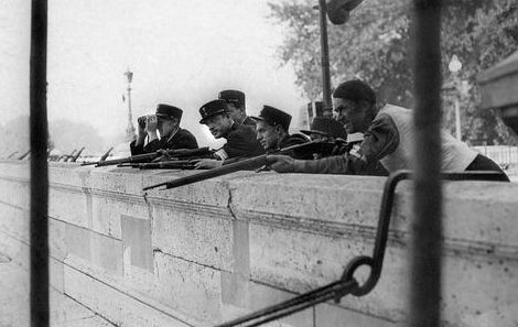Члены парижского Сопротивления и американские солдаты ведут бой со снайперами. Париж, август 1944 г. 