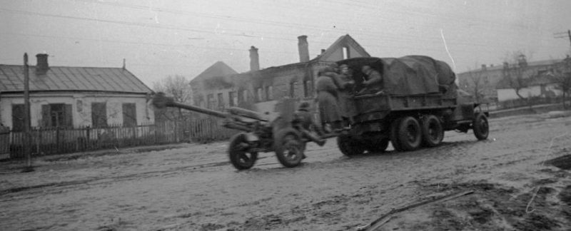 Красная Армия входит в Бердичев. 5 января 1944 г.