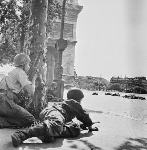 Члены парижского Сопротивления и американские солдаты ведут бой со снайперами. Париж, август 1944 г. 