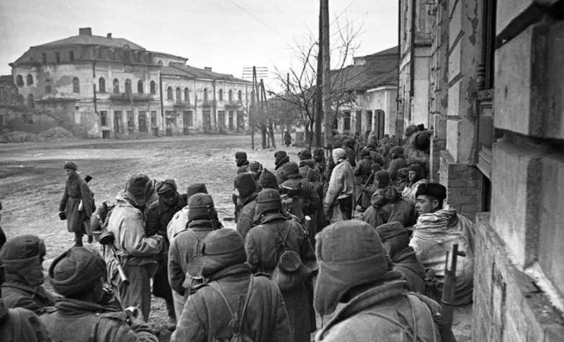 Красноармейцы в освобожденном городе. 5 января 1944 г.