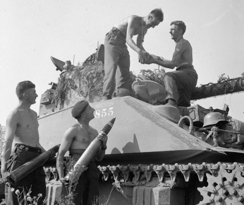 Погрузка снарядов в британский танк. 7 августа 1944 г. 
