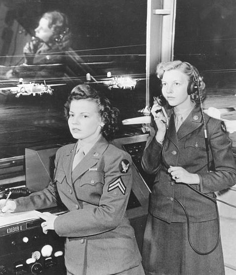 В оперативном пункте управления ВВС. Техас, 1944 г.