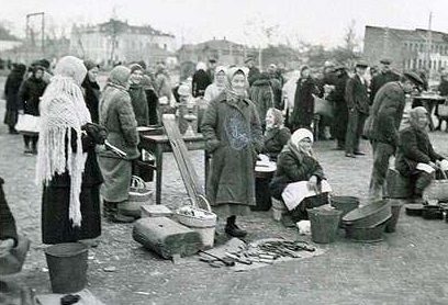 Рынок в оккупированном городе. 1942 г.