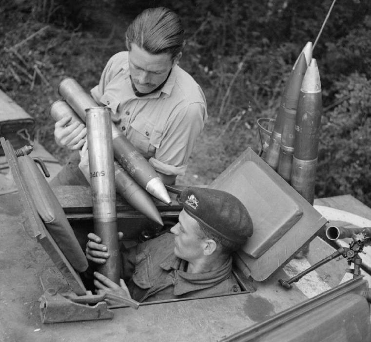 Погрузка снарядов в британский танк. 7 августа 1944 г. 