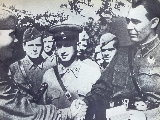 Л.И. Брежнев вручает партбилеты защитникам Туапсе. 1942 г.