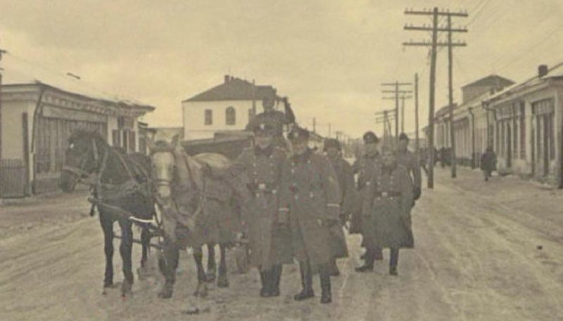 Военная полиция на городской улице. 1942 г.
