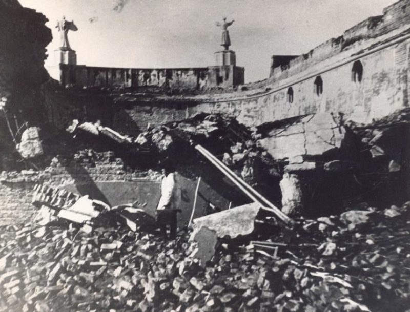 Взорванный кинотеатр «Победа» на улице Кабардинской. 1943 г.