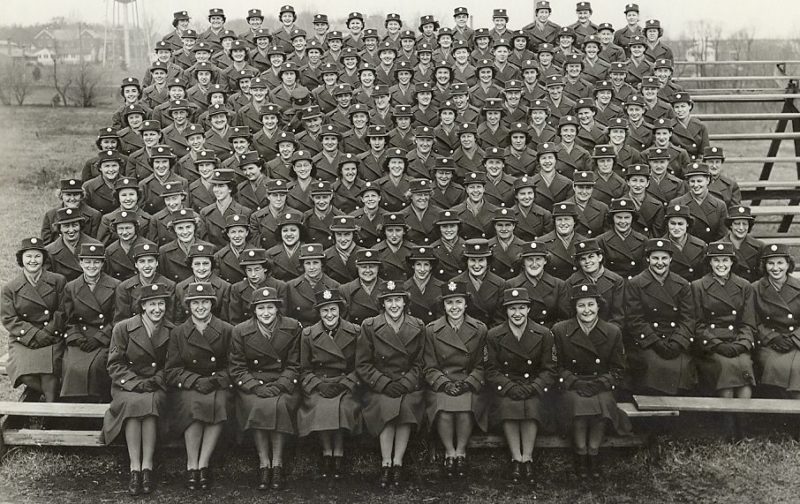 Выпускной курс в школе WAC в Форт-Де-Мойн. Апрель 1944 г.