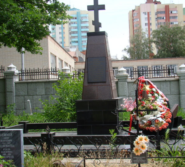 г. Белгород. Памятник на старом кладбище по улице Попова, установленный на братской могиле железнодорожников, погибших в годы войны. 