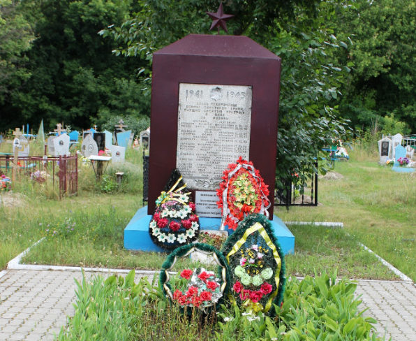 п. Уразово Валуйского городского округа. Памятник по улице Больничной, установленный на братской могиле, в которой захоронен 81 советский воин, погибший в 1943 году. 
