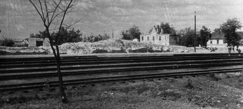 Руины железнодорожного вокзала. 1944 г.