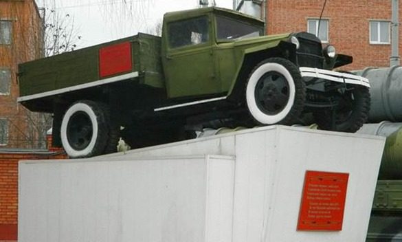 г. Белгород. Памятник-автомобиль ГАЗ-АА, установленный в честь воинов-автомобилистов на пр. Славы, на территории в/ч 27898.