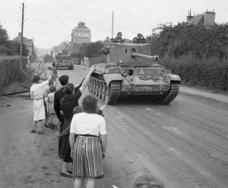 Британские танки проходят через Флер, Франция. 17 августа 1944 г. 