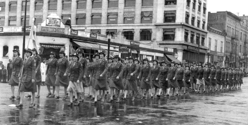 Марш медицинского подразделения WAC в Форт-Джордж-Райт. 1944 г.