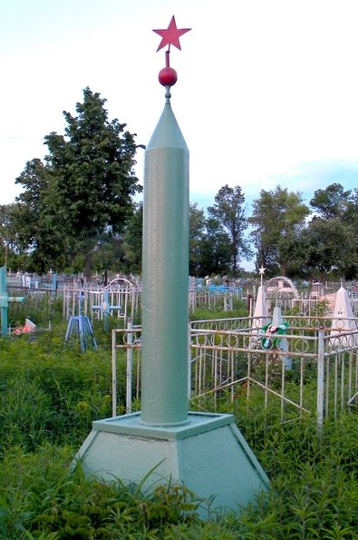 г. Белгород. Братская могила 2 советских воинов на старом кладбище. 