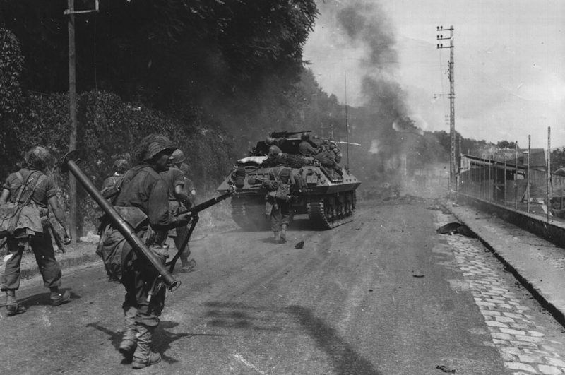 Американский солдат с гранатометом M1A1 Bazooka недалеко от Фонтенбло. 23 августа 1944 г.
