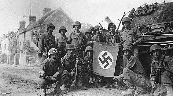 Американские пехотинцы в Шамбуа. 23 августа 1944 г.