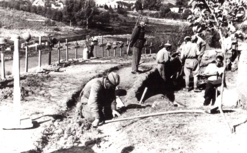 Советские военнопленные работают на перезахоронении на немецком кладбище в Тютковичах. 1942 г.